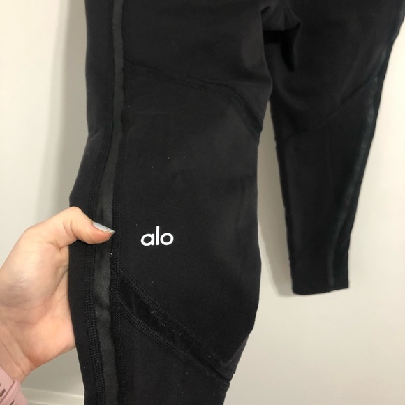 Black Alo leggings w Contouring lines - Picture 7 of 13